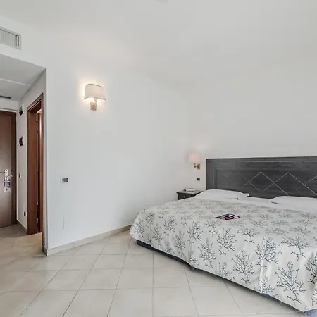 Hotiday Collection - Porto Azzurro 4* カポリーヴェリ