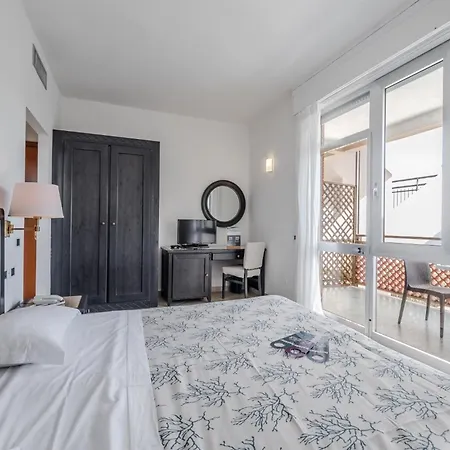 Hotiday Collection - Porto Azzurro فندق كابوليفيري